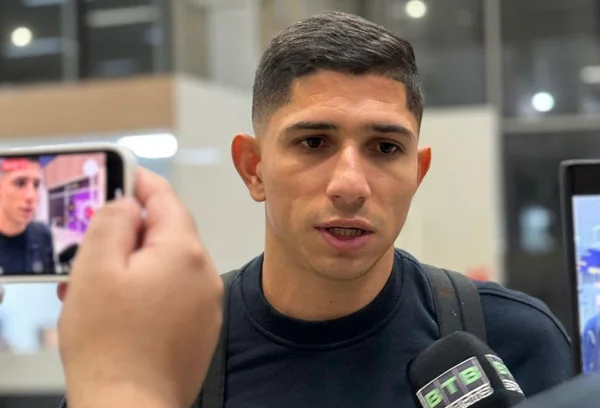 Imagem colorida de Savarino dando entrevistas - Metrópoles