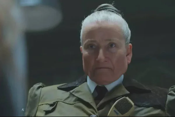 Diretora Trunchbull, personagem de Emma Thompson no novo filme "Matilde - O Musical" - Metrópoles