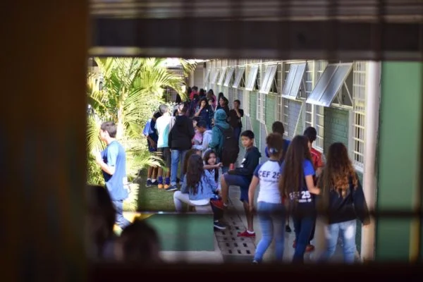 Pais querem decidir sobre levar ou não filhos às escolas públicas do DF