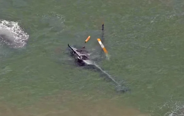 Helicóptero faz pouso forçado no mar da Barra da Tijuca, no Rio de Janeiro - Metrópoles