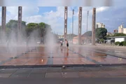 Belo-horizontinos se refrescaram no chafariz da Praça da Estação no Centro de BH Belo-horizontinos se refrescaram no chafariz da Praça da Estação no Centro de BH