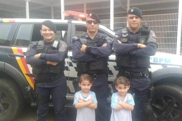 PMDF vai a festa de aniversário e alegra gêmeos fãs de policiais