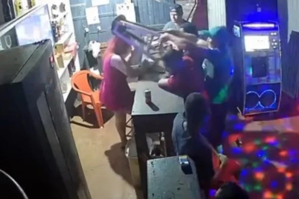 Imagem colorida, mulher sendo agredida em boate.