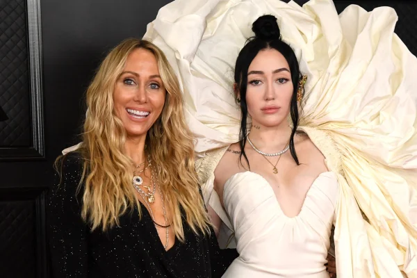 Mãe e irmã de Miley Cyrus teriam vivido um triângulo amoroso com ator