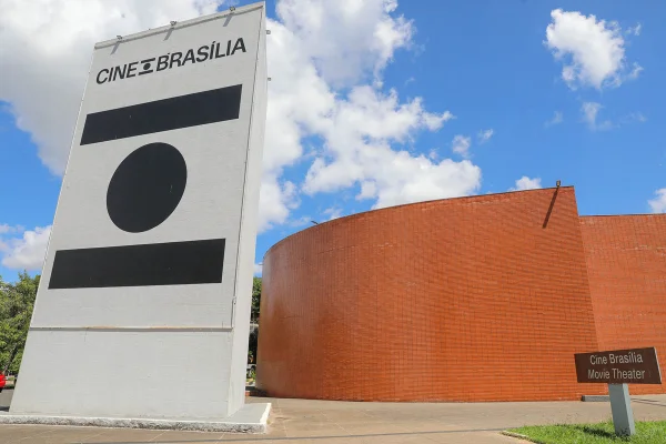 Imagem colorida d o prédio do Cine Brasília