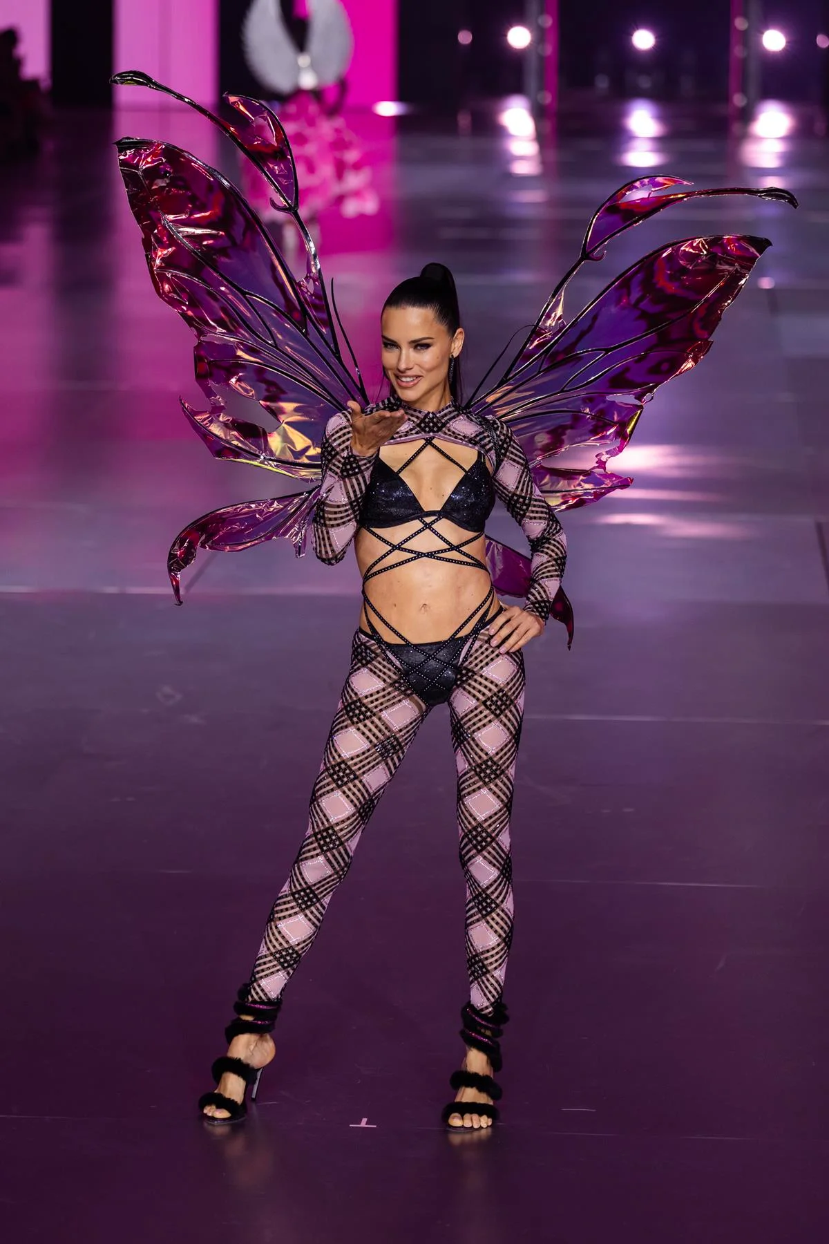 Angel icônica, Adriana Lima retornou para o desfile Angel icônica, Adriana Lima retornou para o desfile