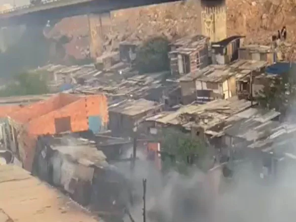 Bombeiros controlam incêndio em comunidade na zona leste de SP
