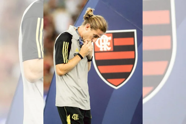 Filipe Luis beija medalha conquistada com o Flamengo | Metrópoles