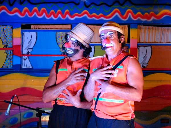Palhaços brasilienses Irmãos Saúde rodam o país com circo itinerante