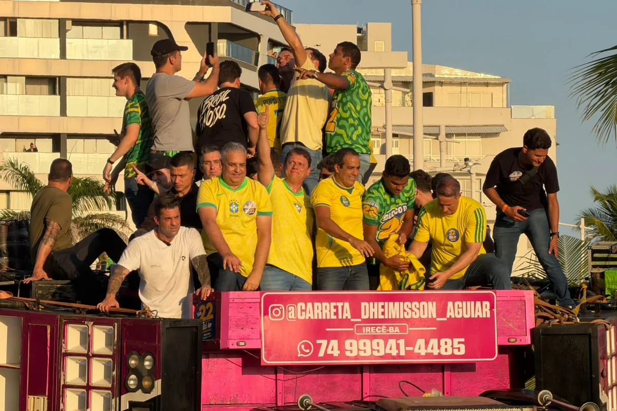 Flávio Bolsonaro faz ato de campanha ao lado de aliados em Salvador