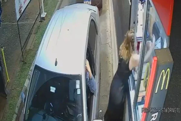 Veja momento em que cliente dá tapa na cara de atendente de drive-thru