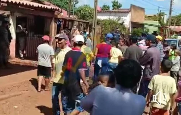 Vídeo: vizinhos queimam casa onde criança foi vendida por drogas