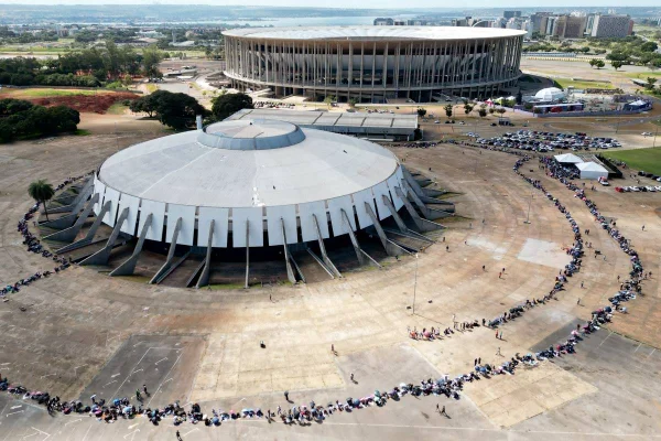Imagem de drone de fila para compra de ingressos
