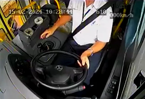 Homem invade ônibus