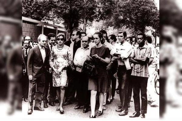 Clarice Lispector ao lado de Oscar Niemeyer, Glauce Rocha e Milton Nascimento, durante a Passeata dos Cem Mil, no Rio de Janeiro, em 26/6/1968
