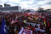 “Soberania e reeleição de Lula”: estudantes fazem ato no Museu da República - imagem 5 “Soberania e reeleição de Lula”: estudantes fazem ato no Museu da República - imagem 5