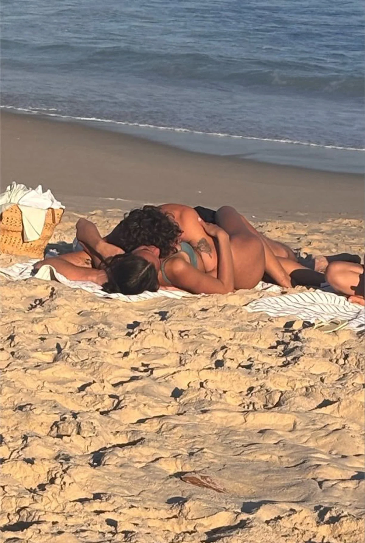Fã fotografou Bruna Marquezine e Shawn Mendes na praia Fã fotografou Bruna Marquezine e Shawn Mendes na praia
