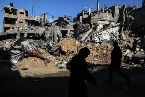 Palestinos choram em frente a um prédio destruído no campo de Al-Maghazi, na Faixa de Gaza, em 30 de novembro de 2023 hamas - Metrópoles