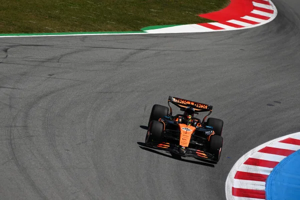 Imagem colorida do carro da Mc Laren