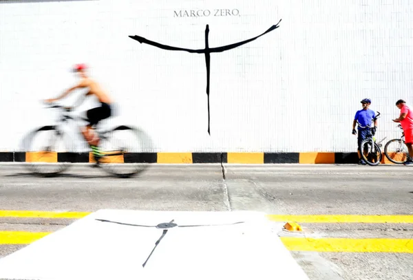 foto colorida do marco zero com pessoas de bike