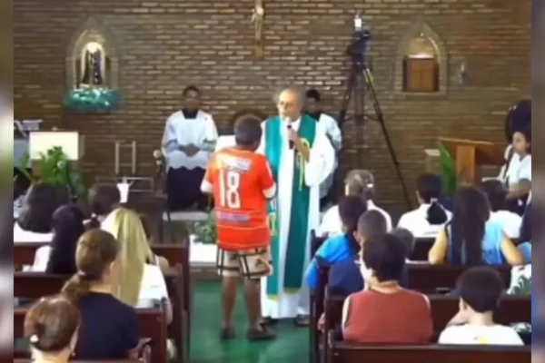 imagem colorida bebado interrompe missa goias