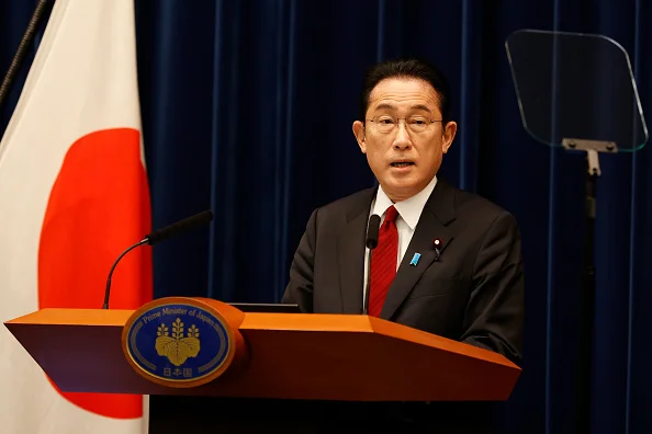 Premiê do Japão demite assessor por comentários homofóbicos