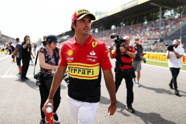 Imagem colorida de Carlos Sainz - Metrópoles