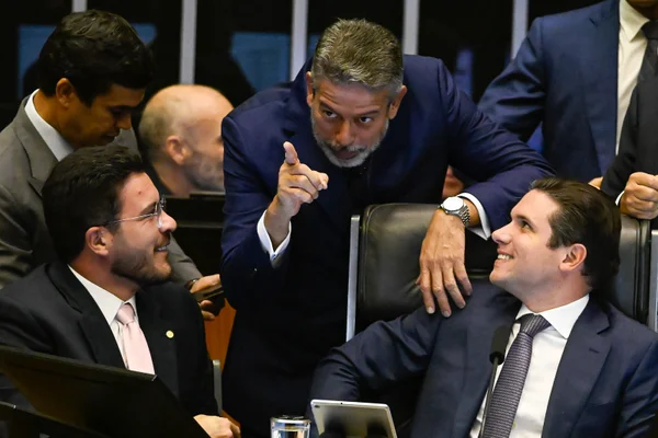 Deputado federal Arthur Lira conversa com o presidente da Câmara, Hugo Motta, o deputado Jadyel Silva Alencar acompanha a conversa metropoles