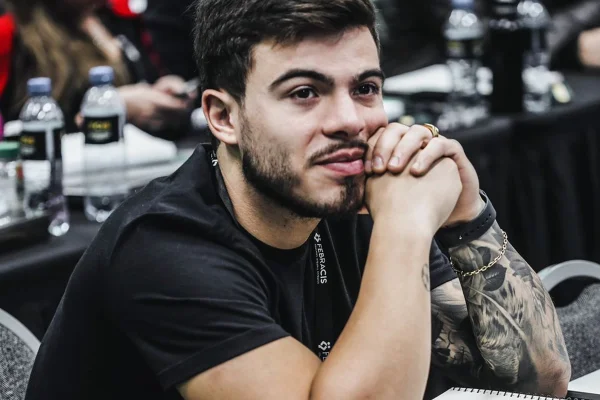 Thomaz Costa posa durantes seus estudos - Metrópoles