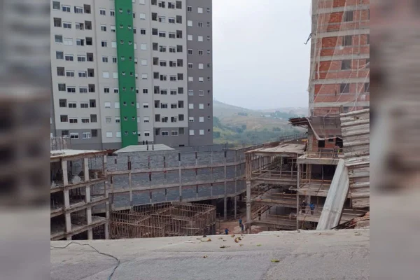 Cratera engole carro após desabamento de muro de prédio em obras