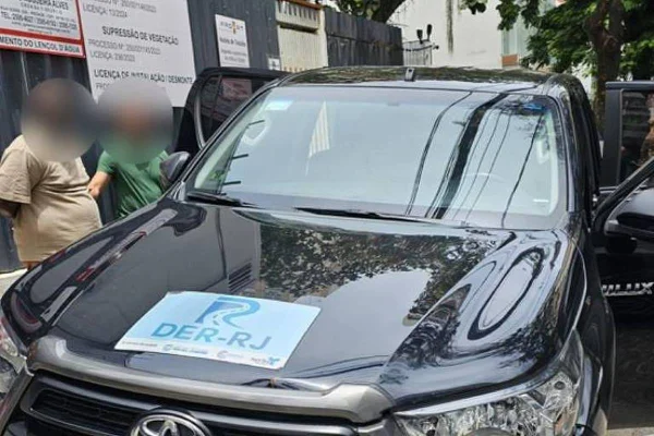 Imagem colorida mostra carro do DER-RJ - Metrópoles