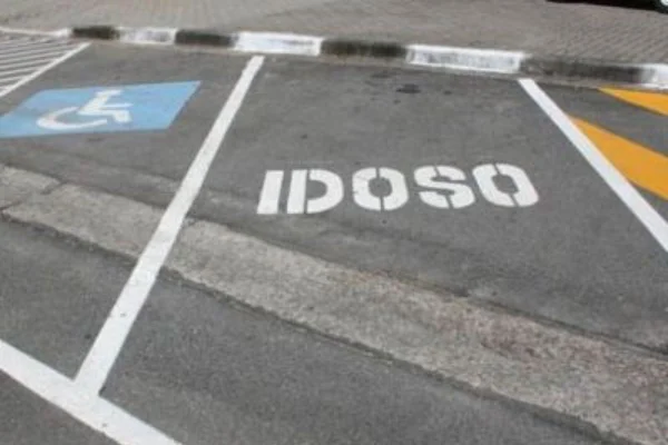 Após estacionar na vaga de idoso, o homem desceu do carro e foi atingido por outro veículo, sendo arremessado. O motorista fugiu - Metrópoles