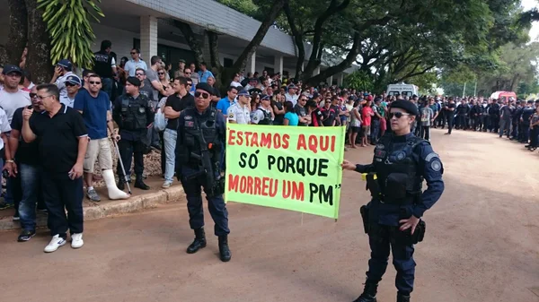 Renato, um soldado no quartel das almas de bem