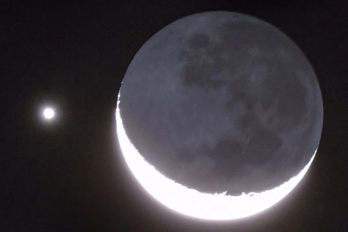 Também foi registrado o fenômeno da luz cinérea, quando a parte escura da Lua fica levemente iluminada Também foi registrado o fenômeno da luz cinérea, quando a parte escura da Lua fica levemente iluminada