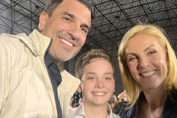 Edu Guedes, Ana Hickmann e Alezinho posam sorridentes para as redes sociais - Metrópoles