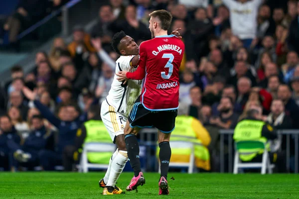 Imagem colorida de Vinícius Júnior empurrando jogador - Metrópoles