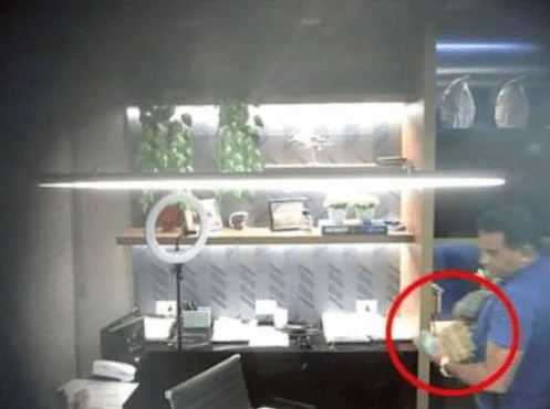 Deputado é flagrado com maços de dinheiro