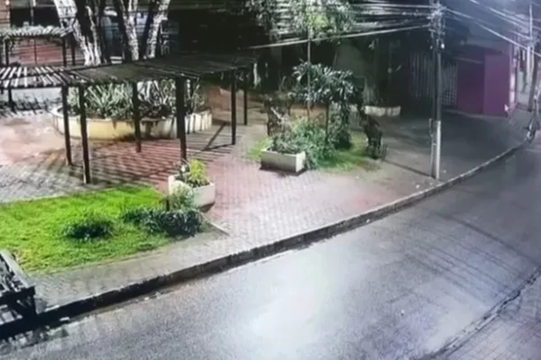Vítima foi morta em praça - Metrópoles