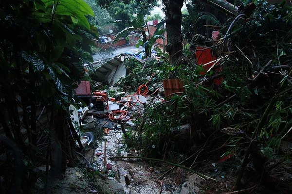 Temporal deixa rastro de destruição, desespero e 10 mortos no Rio