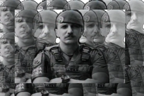 Arte gráfica com foto de policial militar fardado, em preto e branco, replicado várias vezes - Metrópoles