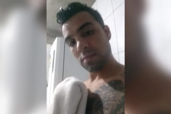 Homem é preso após estuprar e esfaquear ex-enteada por “vingança”