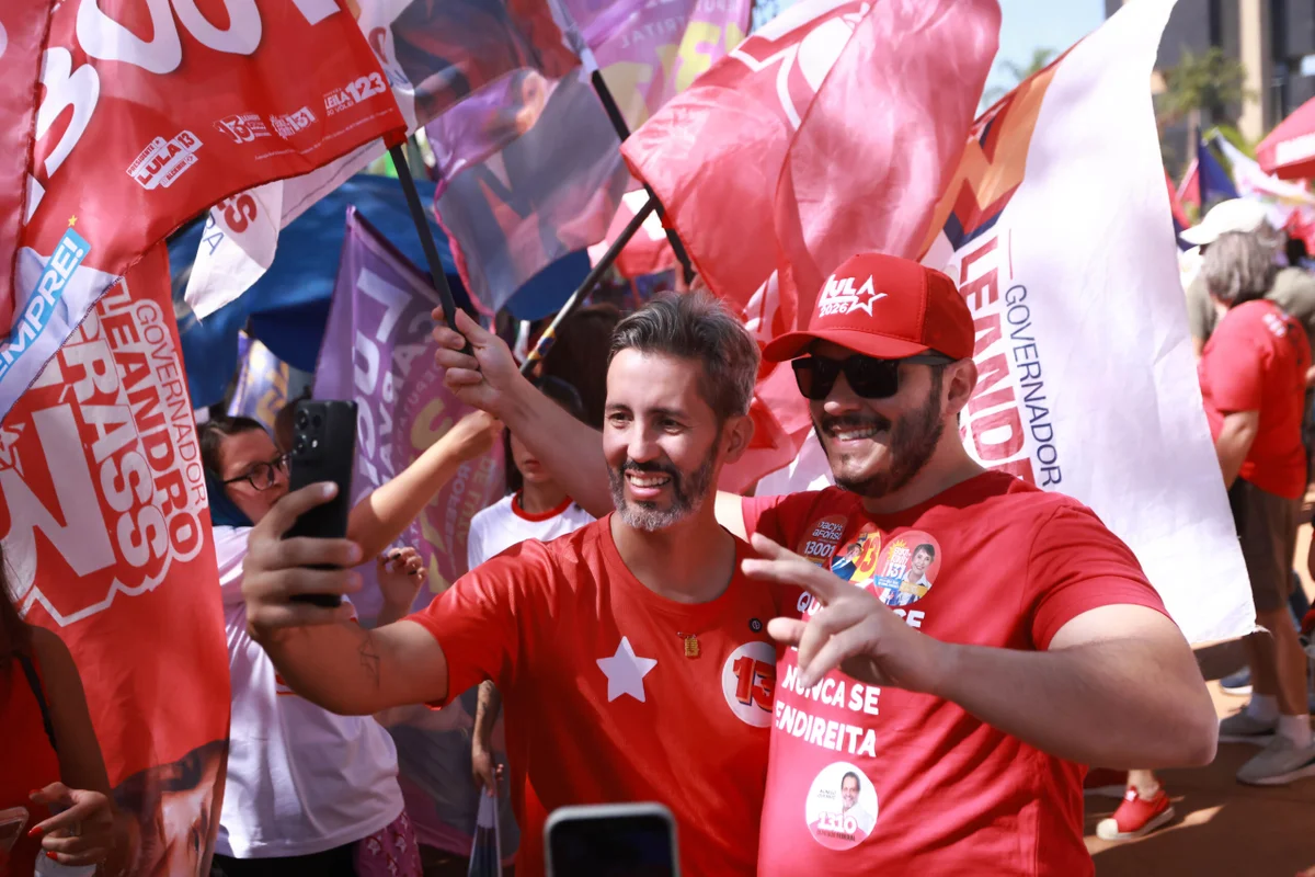 Apoiadores tiram foto com Leandro Grass Apoiadores tiram foto com Leandro Grass