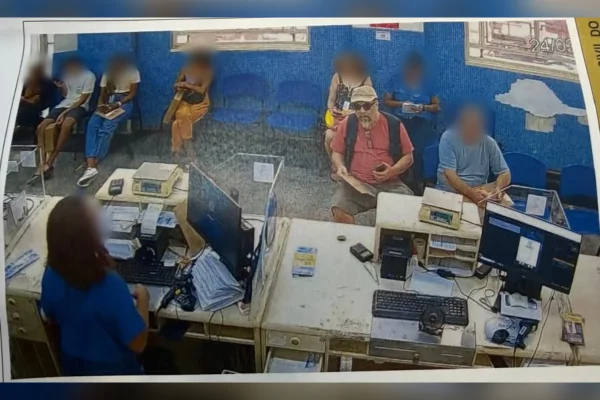 Câmera flagra traficante enviando maconha do Rio a Brasília pelos Correios