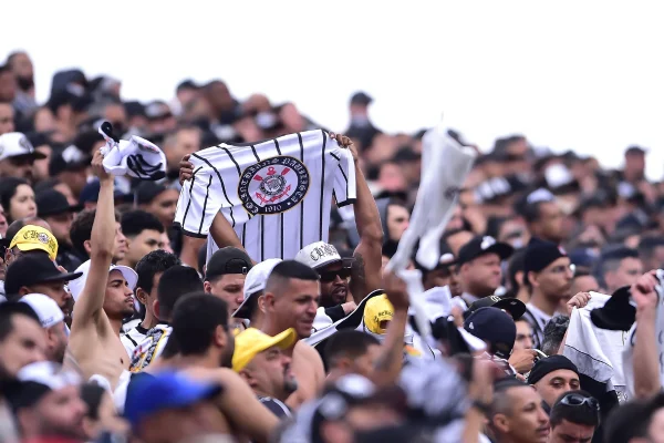 Imagem colorida da torcida do Corinthians