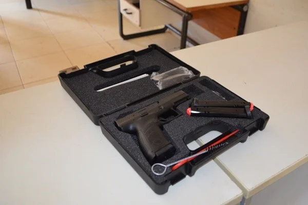 pistola em estojo acolchoado