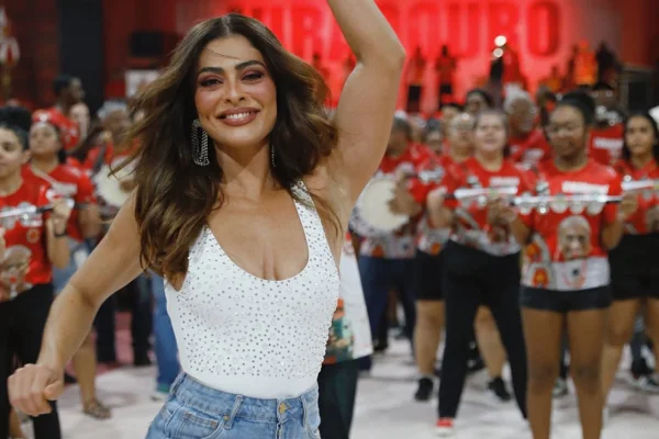 Imagem colorida de Juliana Paes sambando na Viradouro - Metrópoles