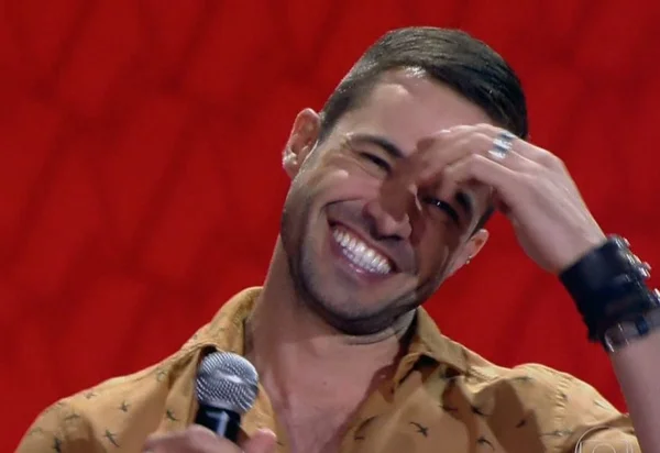 Cantor bonitão de “The Voice Brasil” é alvo de suspeita de fraude
