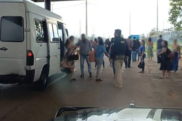 Em cena impressionante, PRF flagra “van que não parava de sair gente”