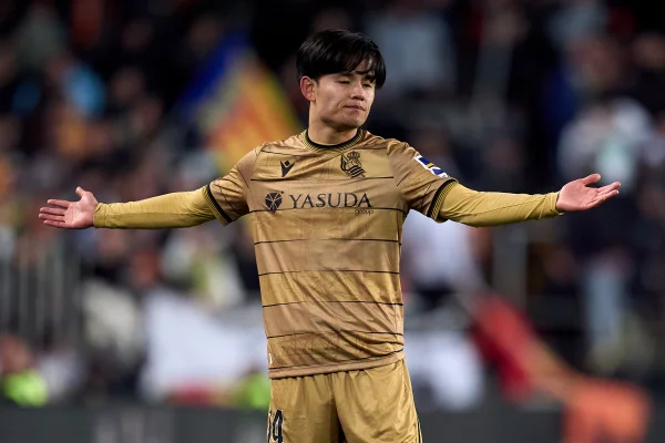 Foto colorida de Takefusa Kubo, da Real Sociedad, durante jogo contra Valencia - Metrópoles