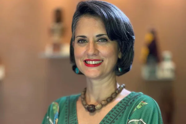mulher branca sorrindo
